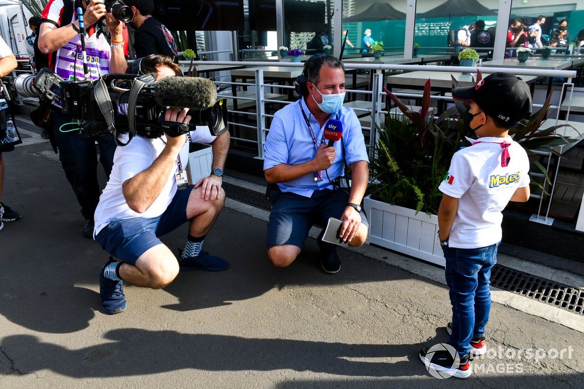 Fan habla con Ted Kravitz, Sky TV
