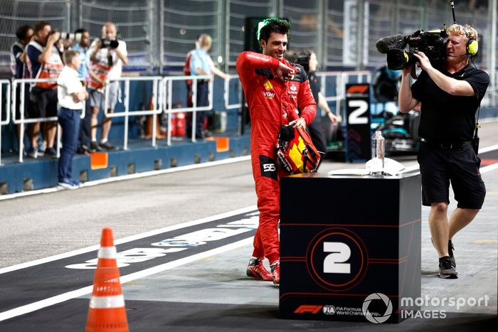 El hombre de la pole Carlos Sainz, Scuderia Ferrari, en Parc Ferme tras la clasificación