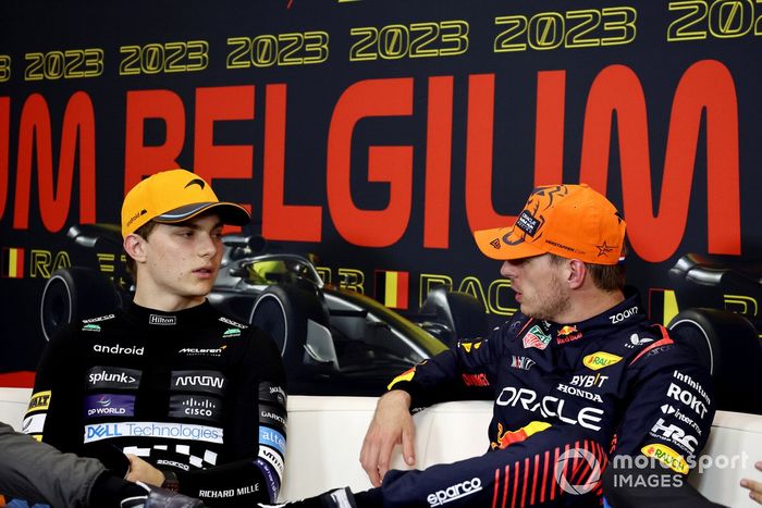 Lando Norris, McLaren, 2ª posición, Max Verstappen, Red Bull Racing, 1ª posición, en la rueda de prensa posterior al Sprint.
