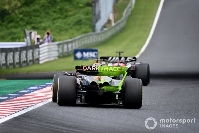 Oscar Piastri, McLaren MCL60, con pintura aerodinámica aplicada