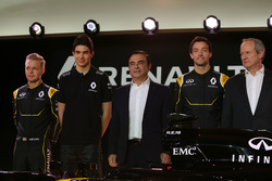 Kevin Magnussen, Renault F1 Team met Esteban Ocon, Renault F1 Team testrijder; Carlos Ghosn, voorzit