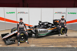 Sergio Perez, Sahara Force India F1 et Nico Hulkenberg, Sahara Force India F1 dévoilent la Sahara Force India F1 VJM09