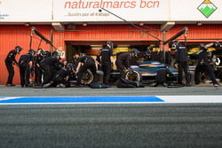 Jolyon Palmer, Renault Sport F1 Team RS16 practices a pit stop