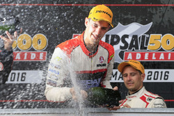 Podium: Sieger Nick Percat, Lucas Dumbrell Motorsport Holden