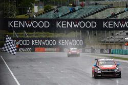 Checkered flag for José María López, Citroën World Touring Car Team, Citroën C-Elysée WTCC