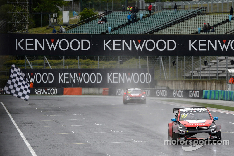 Checkered flag for José María López, Citroën World Touring Car Team, Citroën C-Elysée WTCC