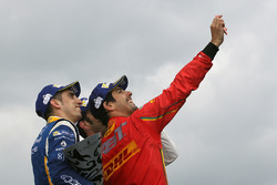 Podium : selfie avec le vainqueur Lucas di Grassi, ABT Schaeffler Audi Sport, le deuxième, Jean-Eric Vergne, DS Virgin Racing, le troisième, Sébastien Buemi, Renault e.Dams