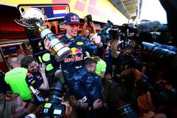 Max Verstappen, Red Bull Racing viert met het team