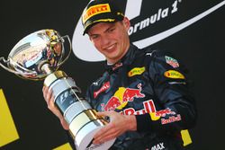 1. Max Verstappen, Red Bull Racing, feiert auf dem Podium