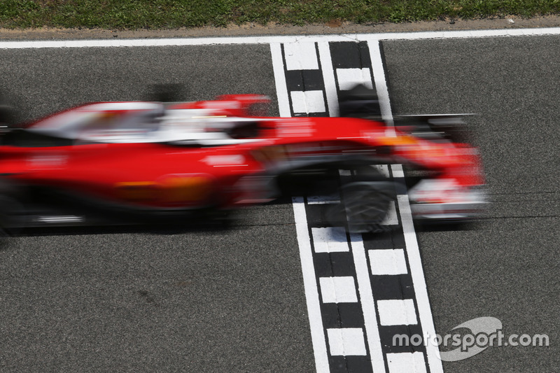 Alheio a tudo isso, Sebastian Vettel foi o mais rápido pela manhã