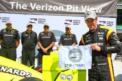 Polesitter Simon Pagenaud, Team Penske Chevrolet