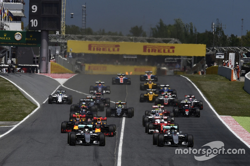 El arranque, Nico Rosberg, Mercedes AMG F1 Team y Lewis Hamilton, Mercedes AMG F1 Team
