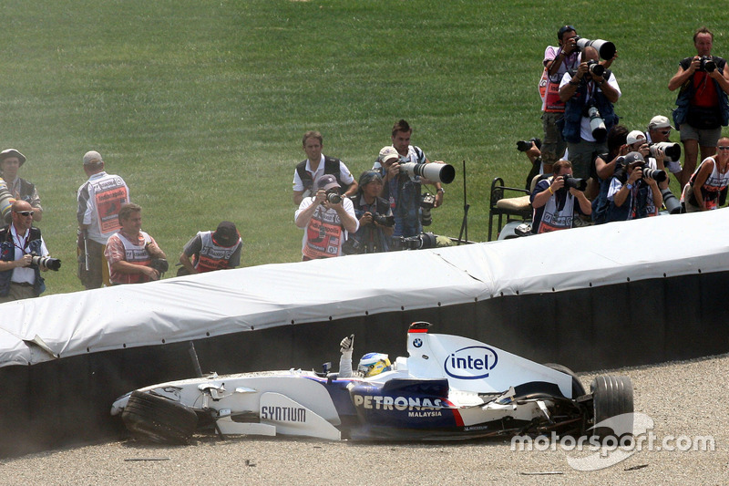 Nick Heidfeld nach seinem Crash in der ersten Kurve