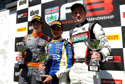 Podium : le vainqueur Lando Norris, Carlin; le deuxième Matheus Leist, Double R Racing; le troisième Will Palmer, HHC Motorsport