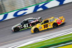 Kyle Busch, Joe Gibbs Racing, Toyota; Kurt Busch, Stewart-Haas Racing, Chevrolet