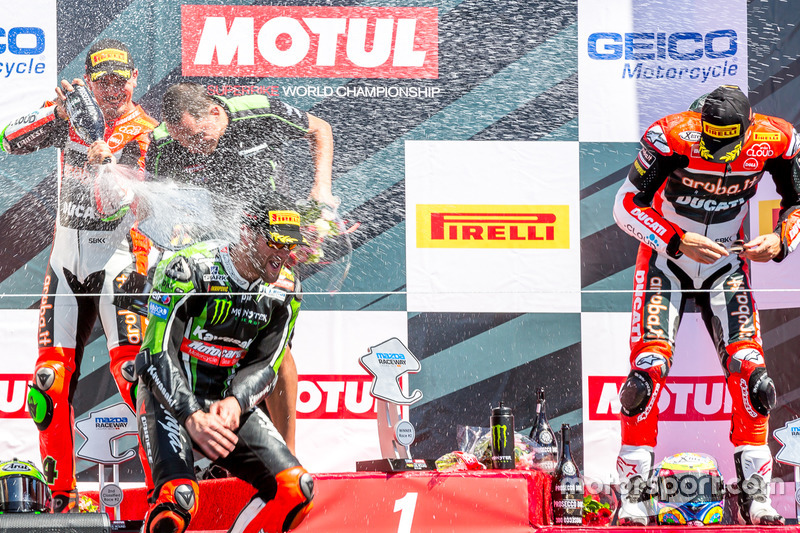 Podium carrera domingo: Ganador, Tom Sykes, Kawasaki Racing Team, segundo, Davide Giugliano, Aruba.i