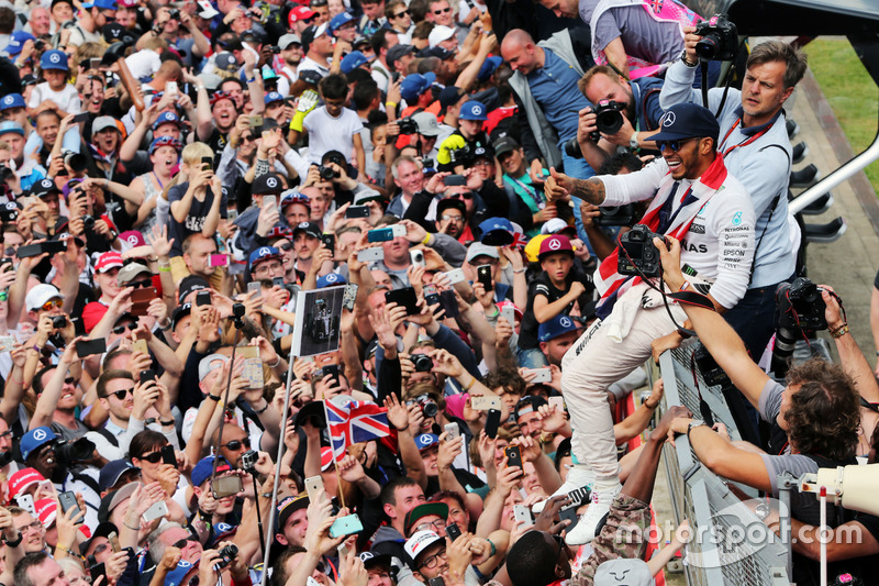 Ganador de la carrera Lewis Hamilton, Mercedes AMG F1 celebra con los fans