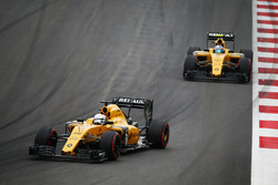 Kevin Magnussen, Renault Sport F1 Team RS16 leads team mate Jolyon Palmer, Renault Sport F1 Team RS16