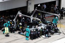 Lewis Hamilton, Mercedes AMG F1 W07 Hybrid s'arrête aux stands