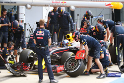 Daniel Ricciardo, Red Bull Racing RB12 practices a pit stop