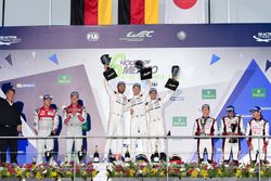 Podium: racewinnaars Timo Bernhard, Mark Webber, Brendon Hartley, Porsche Team, tweede plaats Marcel