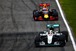 Lewis Hamilton, Mercedes AMG F1 W07, précède Max Verstappen, Red Bull Racing RB12