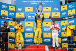 Podio: il vincitore della gara Nicky Catsburg, LADA Sport Rosneft, Lada Vesta; James Thompson, All-I