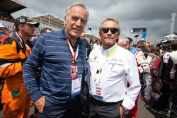 Motorsport.com's technical illustrator Giorgio Piola bersama Jacky Ickx