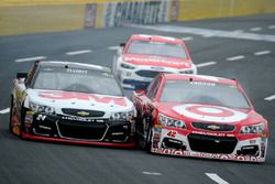 Fotofinish: Kyle Larson, Chip Ganassi Racing Chevrolet, und Chase Elliott, Hendrick Motorsports Chev