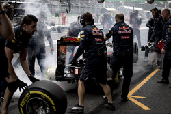 Les freins de Max Verstappen, Red Bull Racing RB12, prennent feu dans les stands