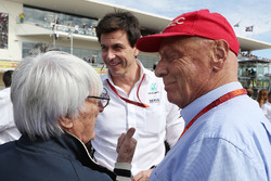 (L to R): Bernie Ecclestone, with Toto Wolff, Mercedes AMG F1 Shareholder and Executive Director and Niki Lauda, Mercedes Non-Executive Chairman on the grid