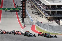 Lewis Hamilton, Mercedes AMG F1 W07 Hybrid führt zum Start des Rennens