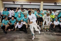 Race winner Nico Rosberg, Mercedes AMG F1 Team celebrates with team mate Lewis Hamilton, Mercedes AMG F1 Team and the team