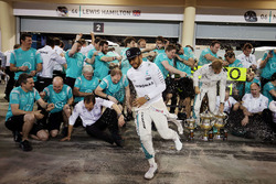 Race winner Nico Rosberg, Mercedes AMG F1 Team celebrates with team mate Lewis Hamilton, Mercedes AMG F1 Team and the team