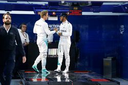 Il vincitore della gara Nico Rosberg, Mercedes AMG F1 Team, festeggia con il compagno di squadra Lew