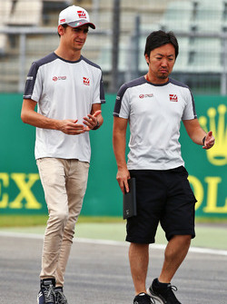 Esteban Gutierrez, Haas F1 Team walks the circuit with Ayao Komatsu, Haas F1 Team Race Engineer