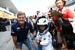 Marcus Ericsson, Sauber F1 Team with fans