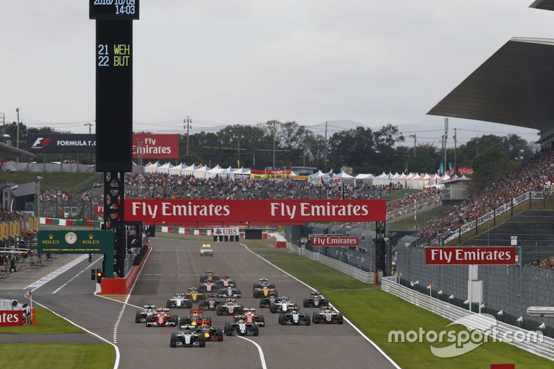 Nico Rosberg, Mercedes AMG F1 W07 Hybrid leads at the start of the race