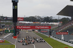 Nico Rosberg, Mercedes AMG F1 W07 Hybrid leads at the start of the race