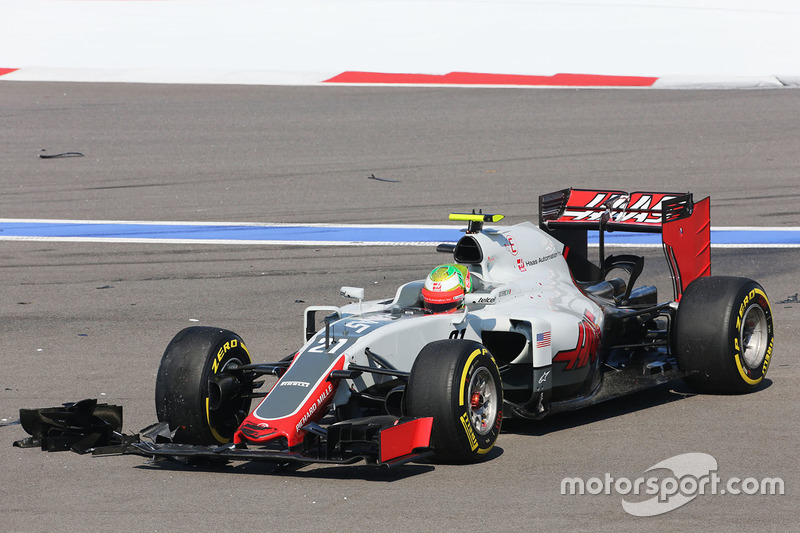 Esteban Gutiérrez, Haas F1 Team VF-16 choca al inicio de la carrera