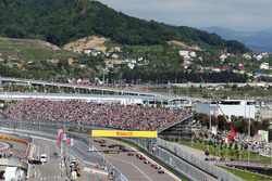 Nico Rosberg, Mercedes AMG F1 Team W07 leads at the start of the race