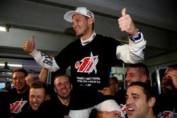 DTM-Champion 2016: Marco Wittmann, BMW Team RMG, feiert mit dem Team