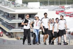 Esteban Gutiérrez, Haas F1 Team  camina por el circuito con el equipo