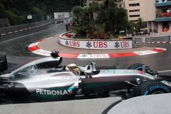 Lewis Hamilton, Mercedes AMG F1 W07 Hybrid amplio en pista