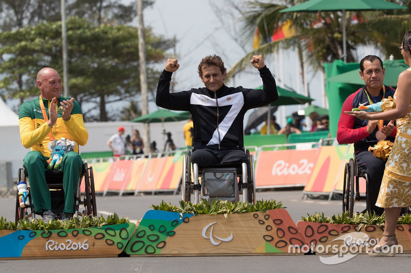 Podio: ganador medalla de oro Alex Zanardi