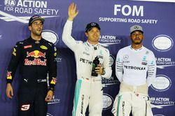 Los tres primeros calificados en parc ferme: Daniel Ricciardo, Red Bull Racing, segundo; Nico Rosber