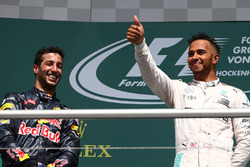 Podio: ganador de la carrera Lewis Hamilton, Mercedes AMG F1 segundo lugar Daniel Ricciardo, Red Bul