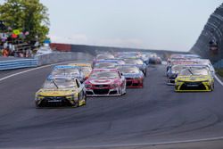 Start: Carl Edwards, Joe Gibbs Racing Toyota leads