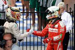 Sebastian Vettel, Ferrari et Lewis Hamilton, Mercedes AMG F1 Team se serrent la main dans le parc fermé