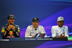 La conferenza stampa FIA post gara (da sx a dx): il secondo classificato Daniel Ricciardo, Red Bull